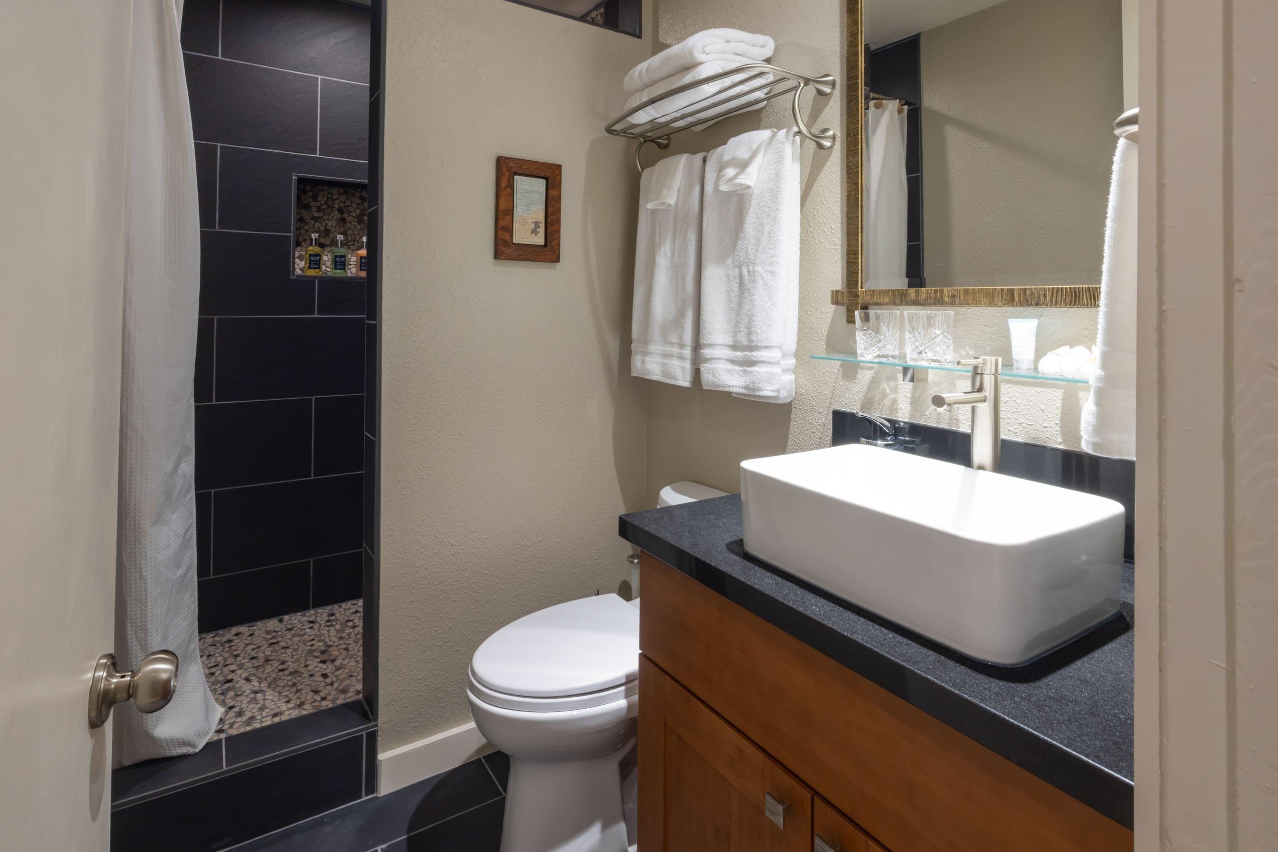 Condo in Kahuku · ★4.99 · 1 bedroom · 2 beds · 1 private bath - Image 12