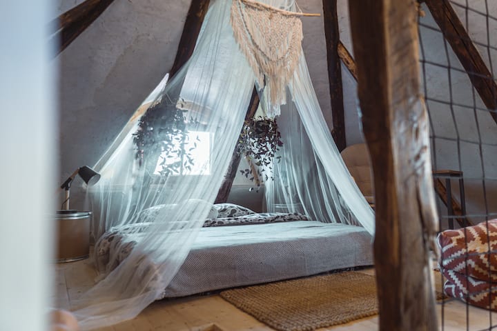 The attic bed. Two persons can sleep here (2m x 1.6m).