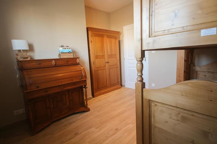 Habitación infantil. Dos literas, un armario y un escritorio.