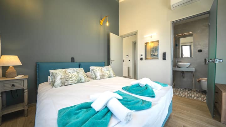 First Floor: Bedroom 2 with King Size Bed (or 2 single beds) and ensuite bathroom with shower