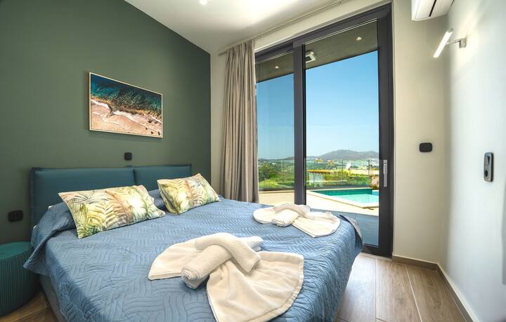 Ground Floor: Bedroom 3 with King Size Bed (or 2 single beds) and ensuite bathroom with shower