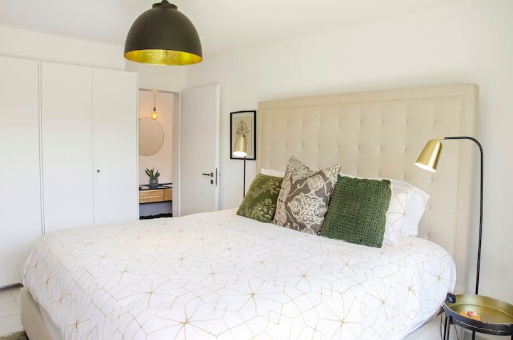 תוכלו ליהנות משינה מדהימה במיטת קינג סייז אמריקאית ענקית עם מזרן ארבע עונות ומצעים מפוארים