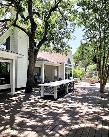 Lap Pool, 1+ Acre, 4 Bedroom Oasis in S. Austin gallery image 3