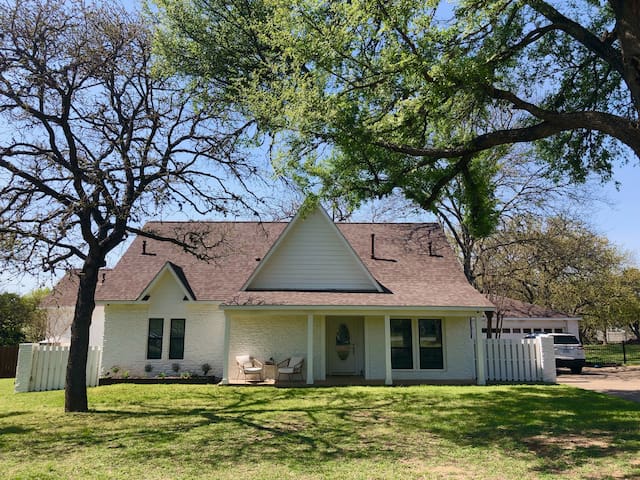 Lap Pool, 1+ Acre, 4 Bedroom Oasis in S. Austin gallery image 2