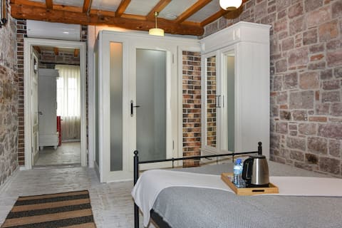 Lunaria Guest House Stone Family Room