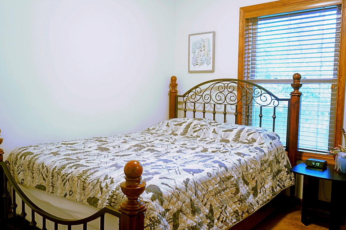 מיטת קווין בקומה הראשית