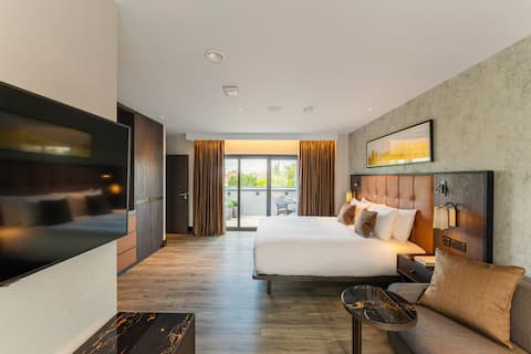 A. Luxury 3-Bed Ensuite House, w/terrace, AC & EV