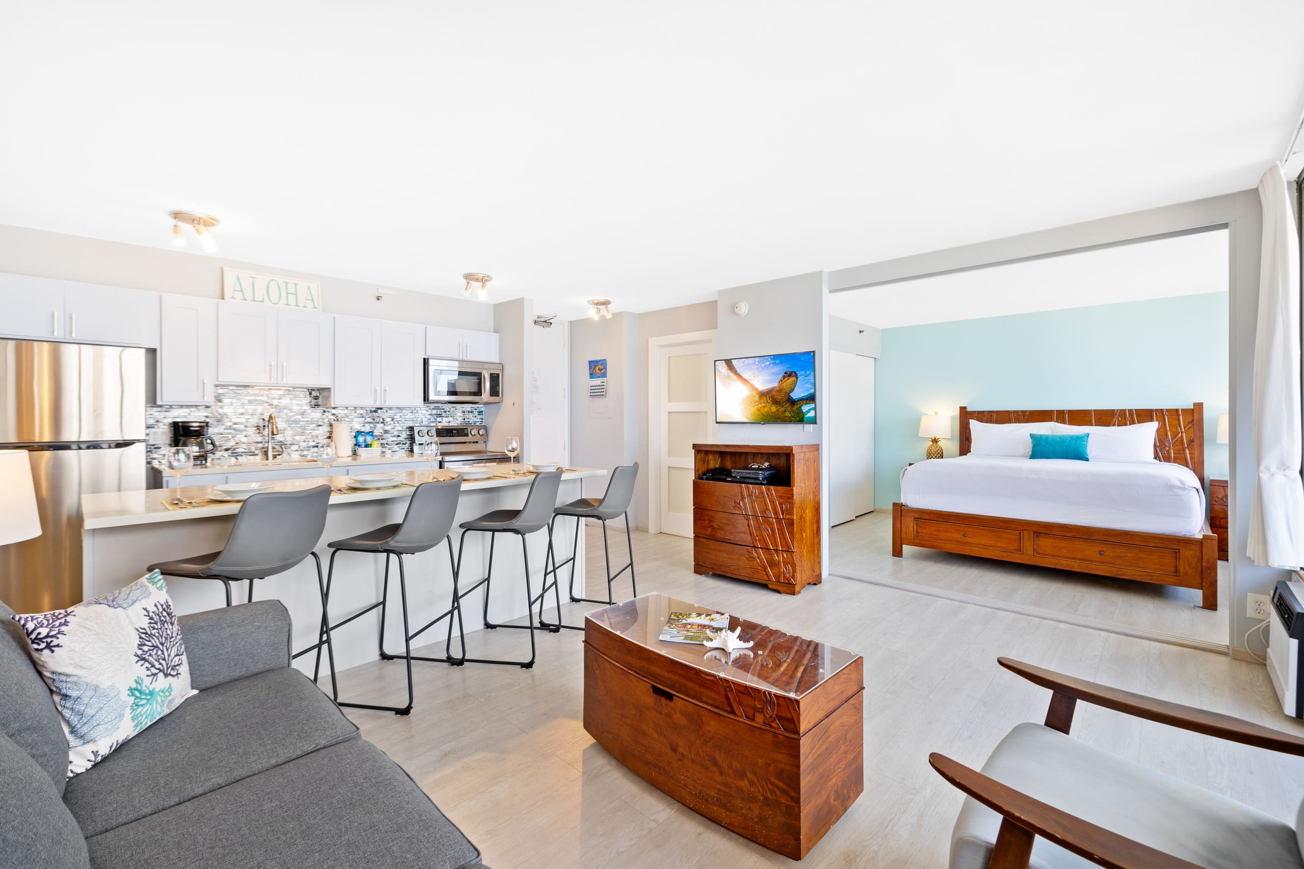 Condo in Honolulu · ★4.91 · 1 bedroom · 2 beds · 1 private bath - Image 4