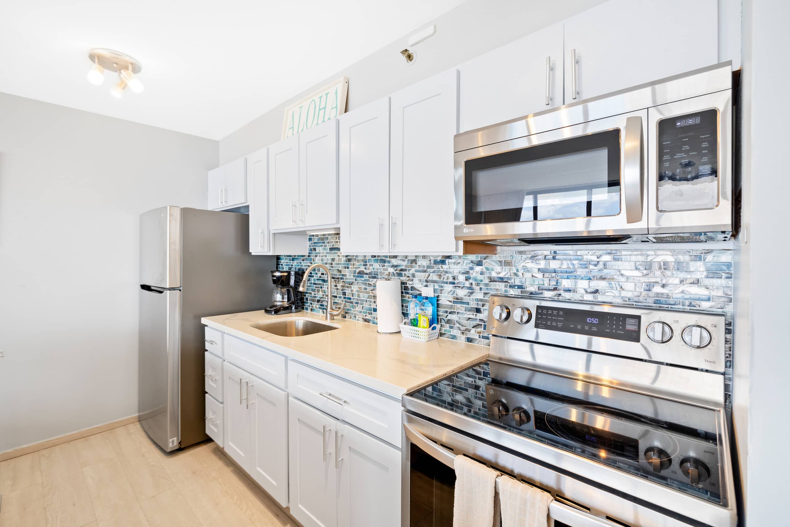 Condo in Honolulu · ★4.91 · 1 bedroom · 2 beds · 1 private bath - Image 11