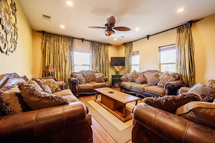 客厅2张沙发/2个爱心座椅，智能电视