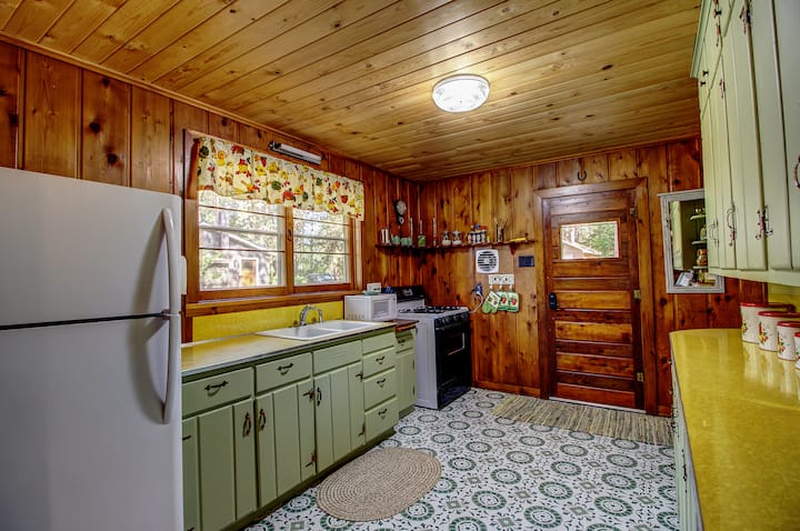 Adorable 1950's Vintage Cottage