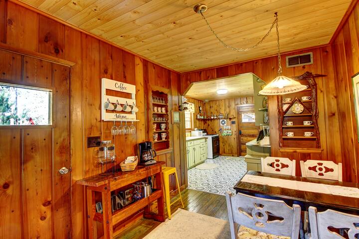 Adorable 1950's Vintage Cottage