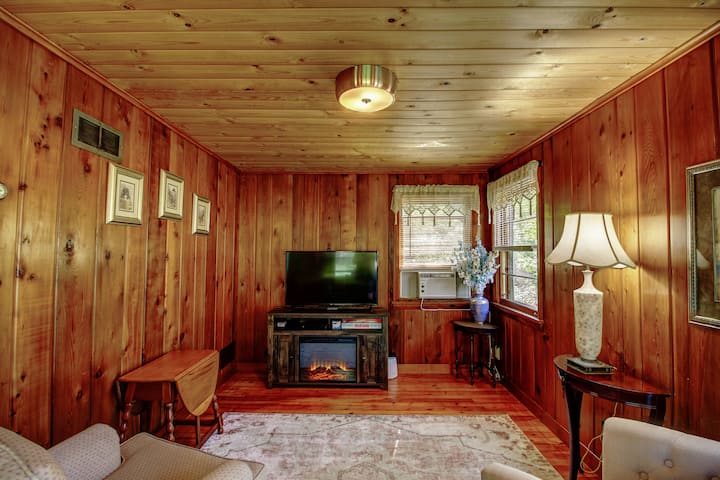 Adorable 1950's Vintage Cottage