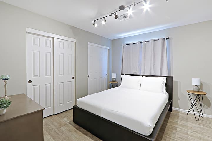 חדר שינה שני עם מיטת קווין סייז ושני ארונות!