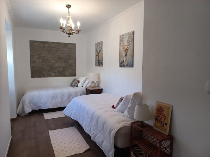 Chambre avec lit simple