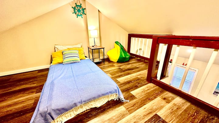 Encantador loft ideal para niños, completo con lujosos colchones individuales y coloridas bolsas de frijol para la máxima comodidad y juego