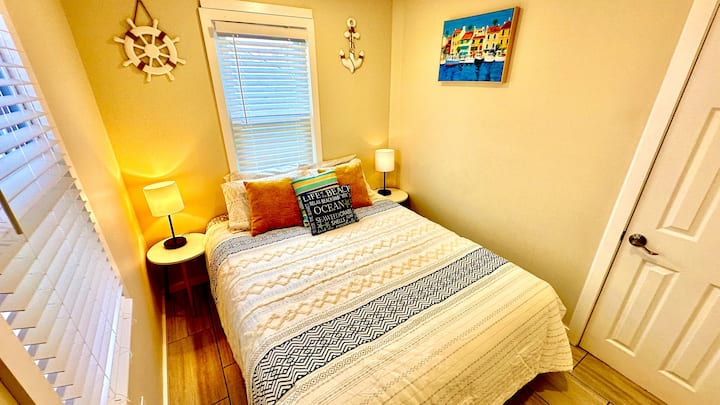 Cama tamaño queen con sábanas de primera calidad y TV de alta definición para una experiencia de relajación mejorada.