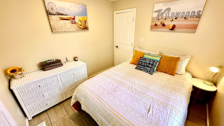 Cama tamaño queen con lujosa comodidad, con acceso a un porche privado