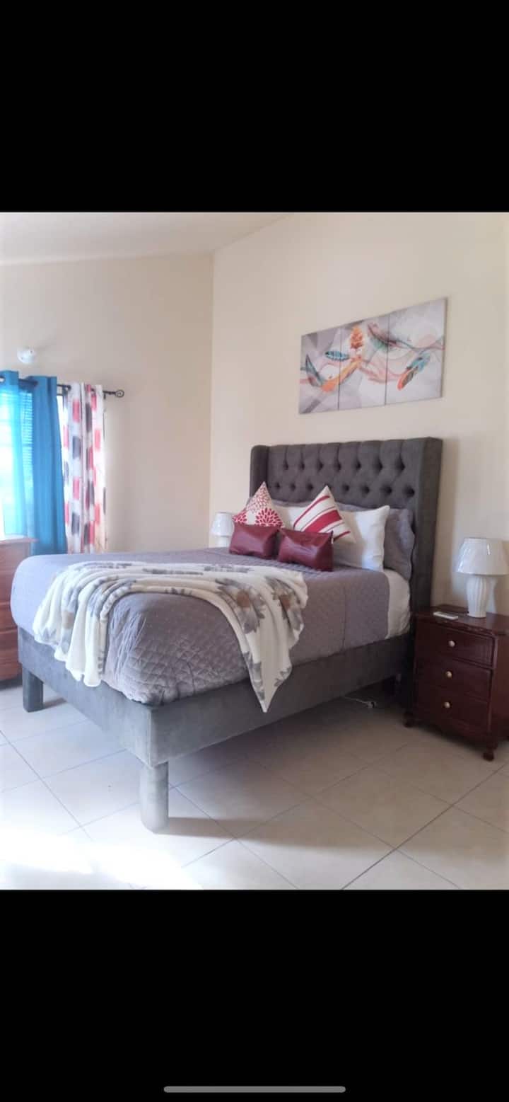 1. spavaća soba s bračnim krevetom (širine 150-179 cm).