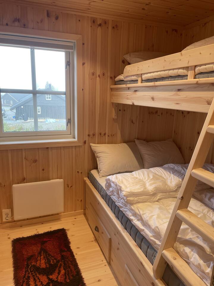 ห้องนอน #2 มีเตียงสองชั้นสำหรับครอบครัว (90 ซม. + 120 ซม.)