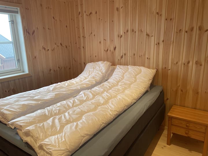 ห้องนอน #1 มีเตียงคู่ (150 ซม.) และเข้าถึงห้องน้ำหมายเลข 2 ได้โดยตรง