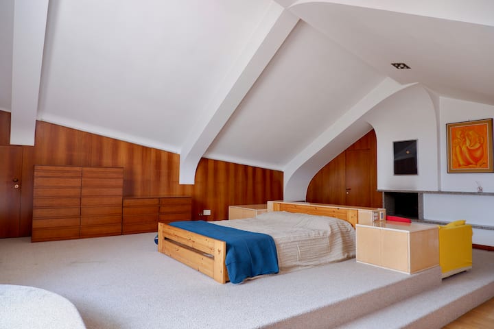 Spaziosa e luminosa Suite katika mansarda・ Nyumba kubwa na angavu ya dari