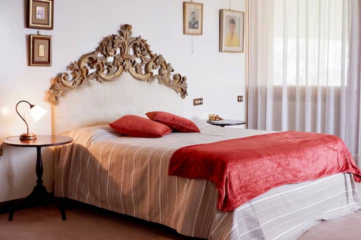 Elegante Master suite con letto queen-size・ Elegant master suite yenye kitanda cha ukubwa wa malkia