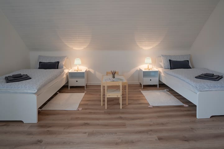 Dormitorio II
con 2 camas con la medida: 90x200 cm