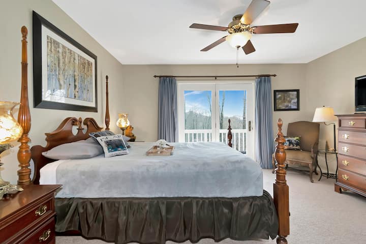 Soveværelse på anden sal (3) med queensize-dobbeltseng og bjergudsigt og balkon.