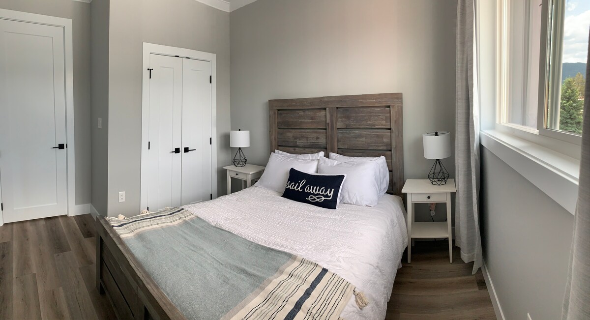 غرفة نوم للضيوف بسرير بحجم كبير.