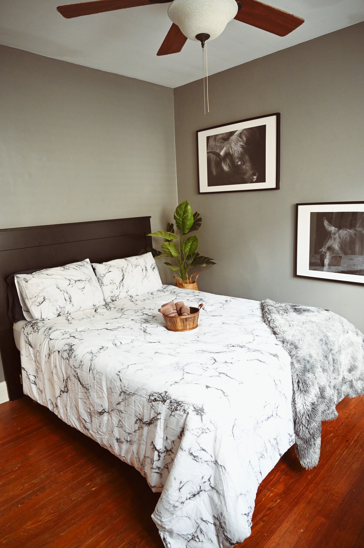 Საძინებელი ორი სავსეა ბუნებრივი სინათლით