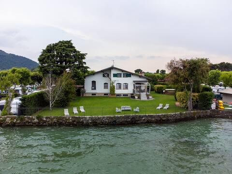 LUXURIOUS VILLA ON THE LAKE