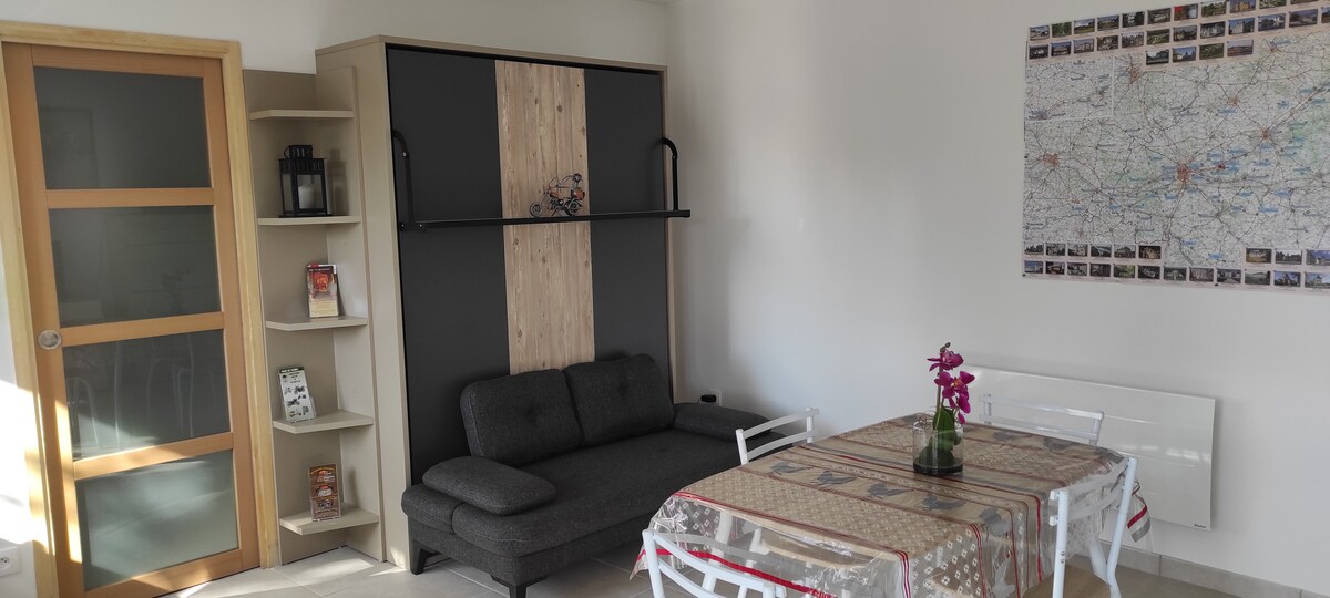 Popular Airbnb listing: Independent Studio in Amboise in Amboise