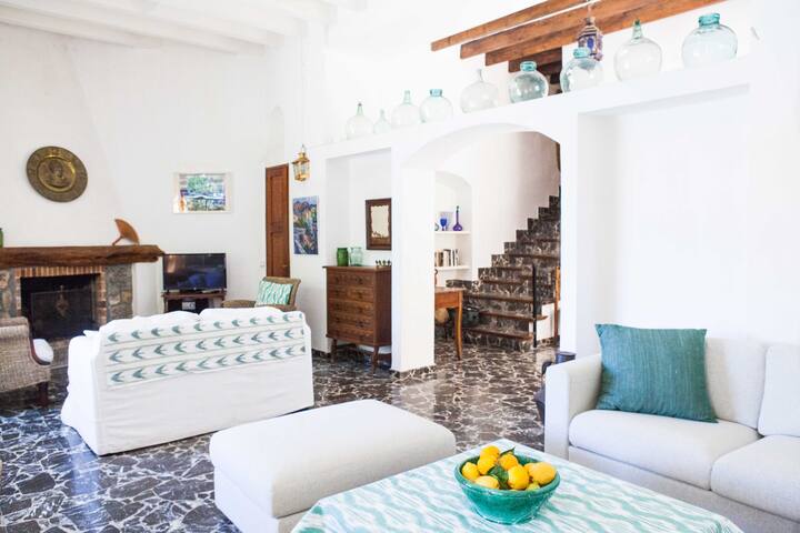 Stunning Villa & Garden w/ Pool & Sweeping Views gallery image 4