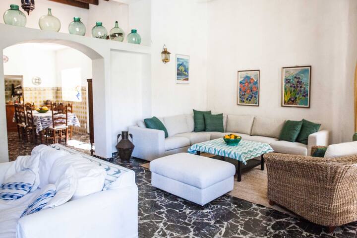 Stunning Villa & Garden w/ Pool & Sweeping Views gallery image 3