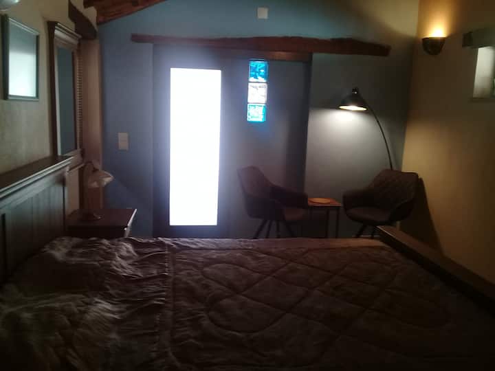 Საძინებელი დასაჯდომი სივრცით