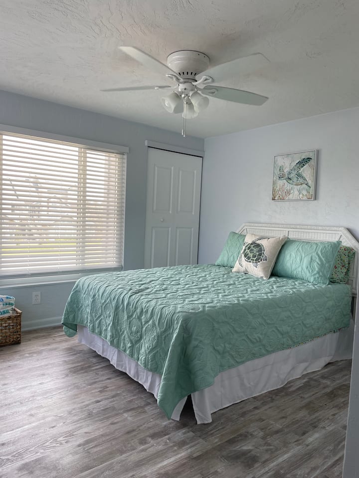 Ზემოთ საძინებელი დედოფლის ზომის საწოლით და ახალი ლაილა მატრასით.