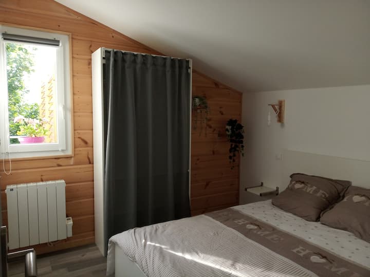 封闭式卧室内配备140x200双人床。 床单已包含在「清洁」套餐中