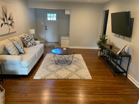 Top performing Airbnb: Beautiful Quiet House with Back Deck in Lake Highlands