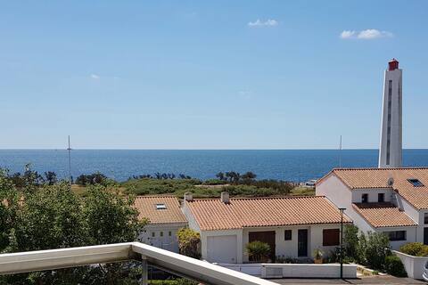 Popular Airbnb listing: Seaside, 33 m2, real bed terrace private parking in Les Sables D'olonne