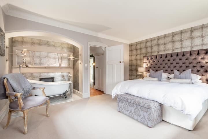 Ova spavaća soba ima super veliki bračni krevet (180–220 cm), komodu i ormar za odlaganje stvari te samostojeću kadu. 

Super veliki bračni krevet može se na zahtjev podijeliti na dva odvojena kreveta. 