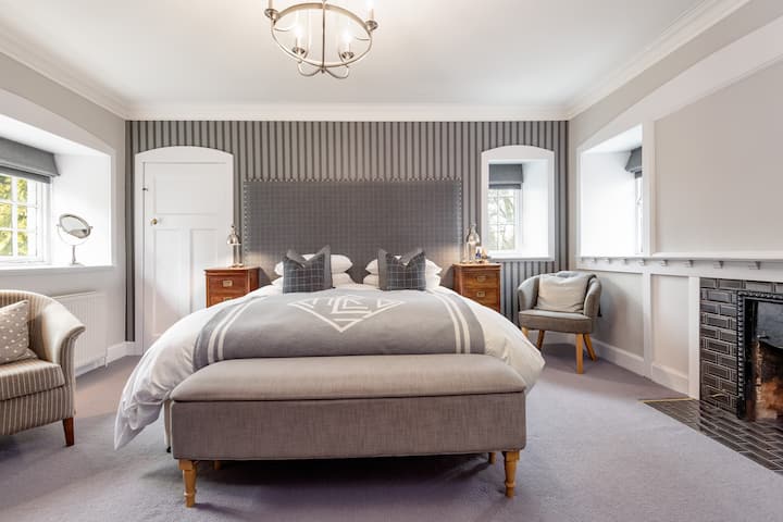 Ova spavaća soba ima bračni krevet (Super King), veliki ormar i komodu s ladicama za odlaganje stvari te toaletni stolić. 

Super veliki bračni krevet može se na zahtjev podijeliti na dva odvojena kreveta. 