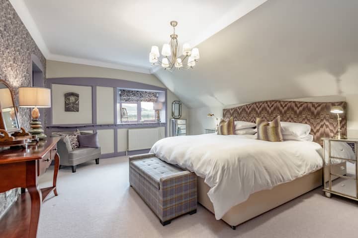 Ovo je glavna spavaća soba i ima bračni krevet (Super King) te veliki ormar i komodu s ladicama s puno prostora za odlaganje stvari. 

Super veliki bračni krevet može se na zahtjev podijeliti na dva odvojena kreveta. 