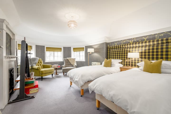 Ovo je četvrta spavaća soba za goste koja se nalazi na trećem katu. Kreveti su obično postavljeni kao dva odvojena kreveta, no na zahtjev se mogu postaviti i kao jedan veliki bračni krevet (Super King). 

Ova spavaća soba ima i malu kupaonicu s tuš-kadom. 