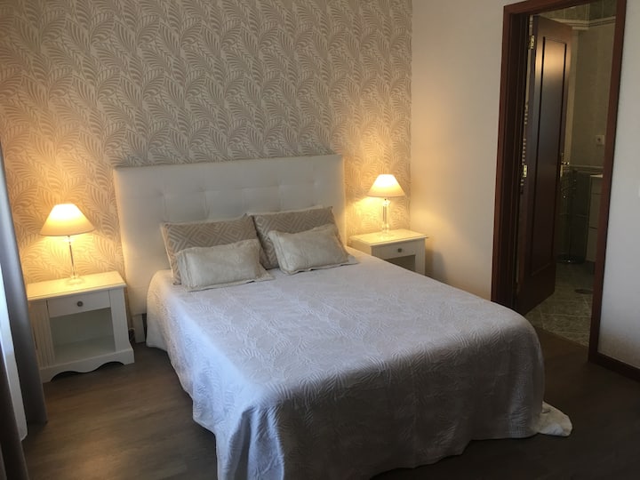 Მასტერ-საძინებელი საკუთარი სააბაზანოთი