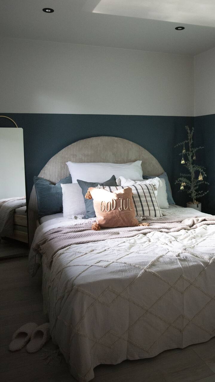 Საძინებელი პირველ სართულზე ორადგილიანი საწოლით.