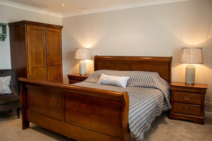 Otro dormitorio con baño tamaño king