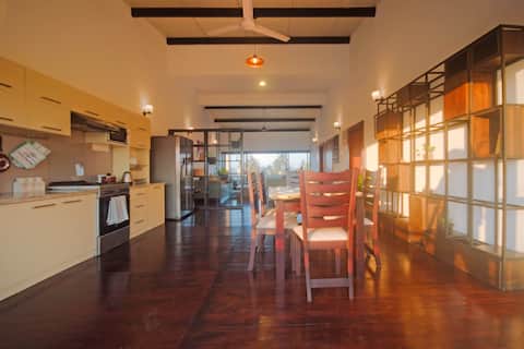 Modern Open-Plan Apartment – Entire Place