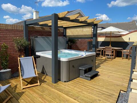 Modern 8 guest home w/ large hot tub & wood burner