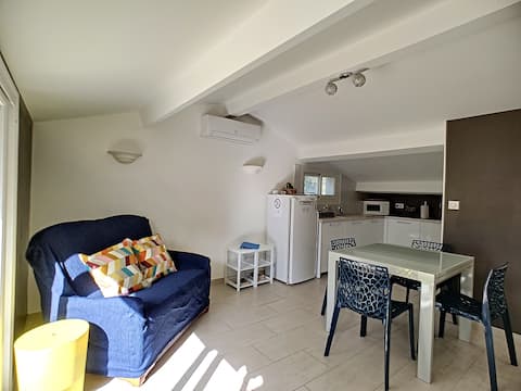 Popular Airbnb listing: Top of villa La Farigoule 2-bedroom terrace sea view in La Ciotat